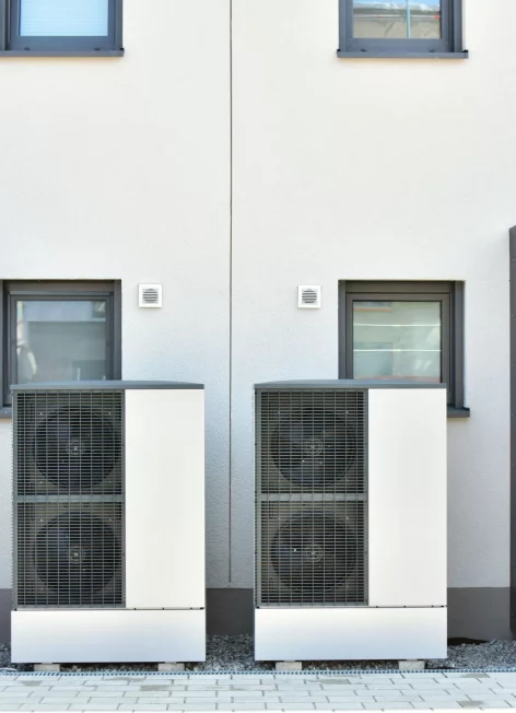 Klimaanlage, Luftw&auml;rmepumpe vor einem neu erbauten Wohnhaus