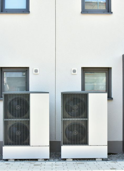 Klimaanlage, Luftwärmepumpe vor einem neu erbauten Wohnhaus